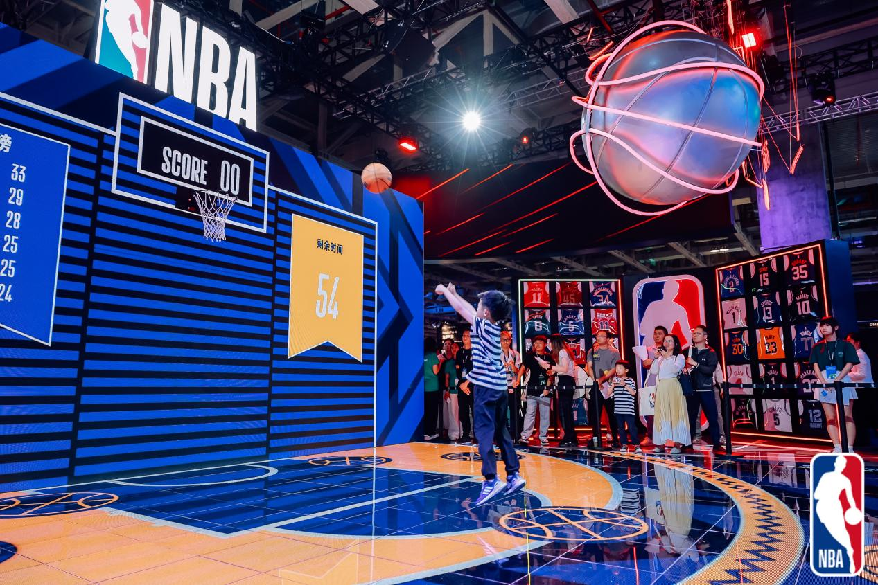 (不雅众在中心LED球场互动)